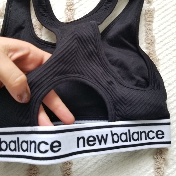 New Balance Medium Impact Black Logo Sports Bra Medium - Picture 5 of 6